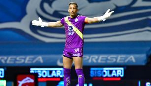 Vikonis durante un partido con Puebla