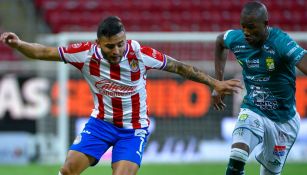 Vega pelea el balón en el partido contra León