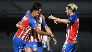 JJ Macías, Vega y Angulo durante un duelo con Chivas 