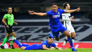 Luis Romo en celebración de gol con Cruz Azul