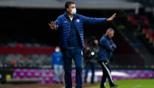 Robert Dante Siboldi, entrenador de Cruz Azul, ante Pumas