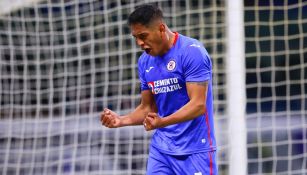 Luis Romo celebrando un gol con Cruz Azul