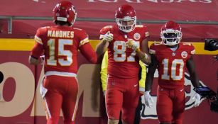 Jugadores de los Chiefs, tras su anotación contra los Broncos