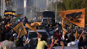 Aficionados de Pumas recibiendo al equipo en C.U. 