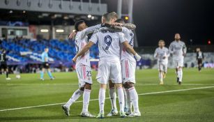 Jugadores de Real Madrid festejan un gol