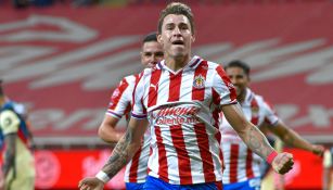 Chicote Calderón festeja un gol con Chivas 