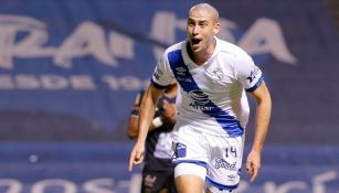 Santiago Ormeño celebrando un gol con el Puebla