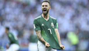 Miguel Layún festejando con el Tri