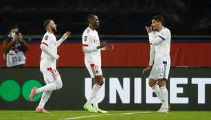 Jugadores del Lyon celebran gol ante PSG