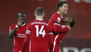 Firmino celebra con sus compañeros el gol del triunfo