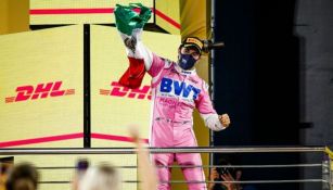 Checo Pérez festejando el primer lugar