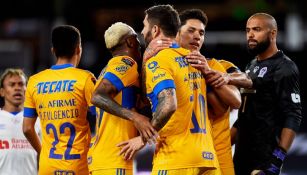 Jugadores de Tigres celebran gol vs Olimpia