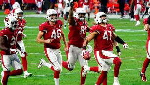 Jugadores de Cardinals celebran vs Eagles