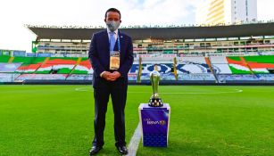 Mikel Arriola junto al trofeo de la Liga MX