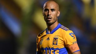 Guido Pizarro durante un duelo con Tigres  