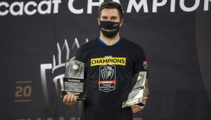 André-Pierre Gignac posa junto a sus premios 