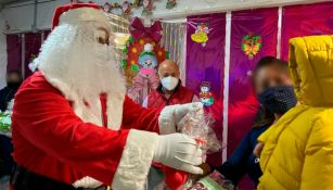 Santa Claus con niños en Santa Martha Acatitla