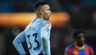 Gabriel Jesús durante un duelo con el Manchester City 