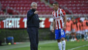 Vucetich le da instrucciones a Lalo Torres