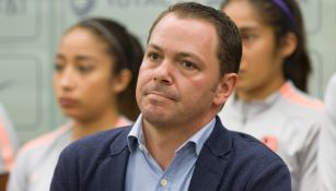 Santiago Baños, en un evento del América Femenil 