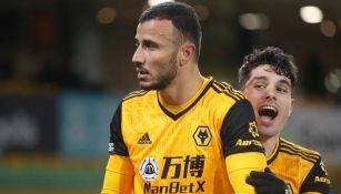 Saiss celebra un gol con Wolverhampton