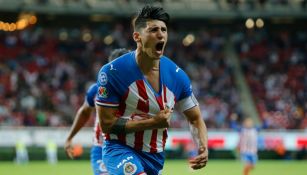 Alan Pulido en un partido con Chivas