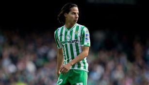 Diego Lainez en un partido con el Betis