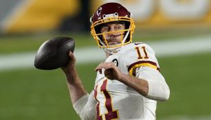 Alex Smith se prepara para lanzar el ovoide