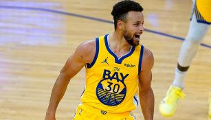 Stephen Curry celebra una de sus acciones