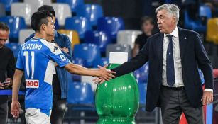 Carlo Ancelotti y Chucky Lozano durante un juego