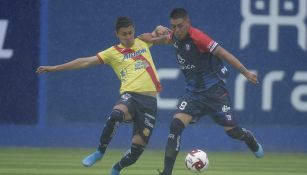 Leo Guzmán disputa el balón en un juego vs Morelia