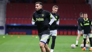 Héctor Herrera calentado con el Atlético de Madrid