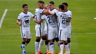 Pumas en celebración de gol