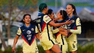 Jugadoras de las Águilas festejan una anotación