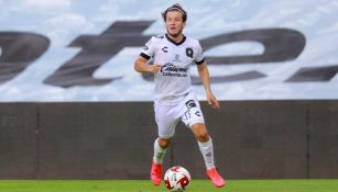 Erik Vera en acción con Gallos