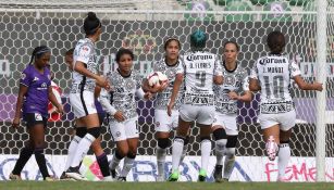 Daniela Espinosa festeja un gol con sus compañeras