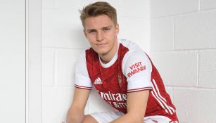 Martin Odegaard posa con la camiseta del Arsenal 