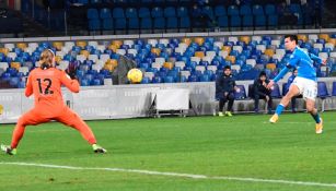 Lozano dispara para su gol contra Spezia