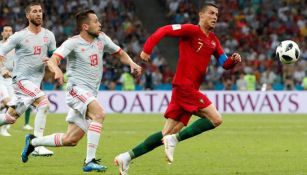 Cristiano Ronaldo y Jordi Alba pelean un balón en un duelo 