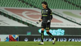 Carlos Acevedo festeja un gol de Santos