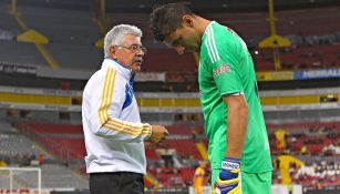 Video: Tuca Ferretti se la 'mentó' a Nahuel Guzmán en vuelo a Qatar