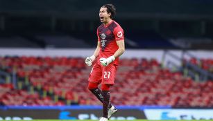 Óscar Jiménez festeja un gol del América