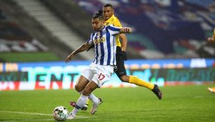 Tecatito Corona durante un partido con el Porto