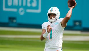 Tua Tagovailoa durante un partido con los Dolphins