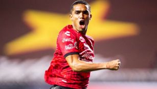 Mauro Manotas en festejo con Xolos