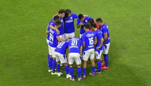 Jugadores de Cruz Azul previo al partido contra Gallos