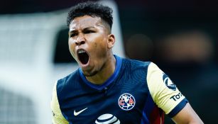 Roger Martínez celebra un gol con América