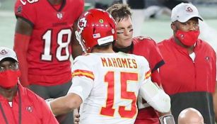 Tom Brady y Patrick Mahomes al final de un partido 