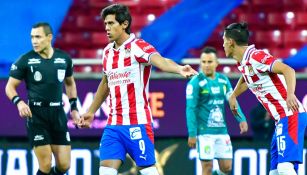 Macías corre en un juego de Chivas