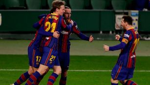 Jugadores del Barcelona, tras marcar al Betis